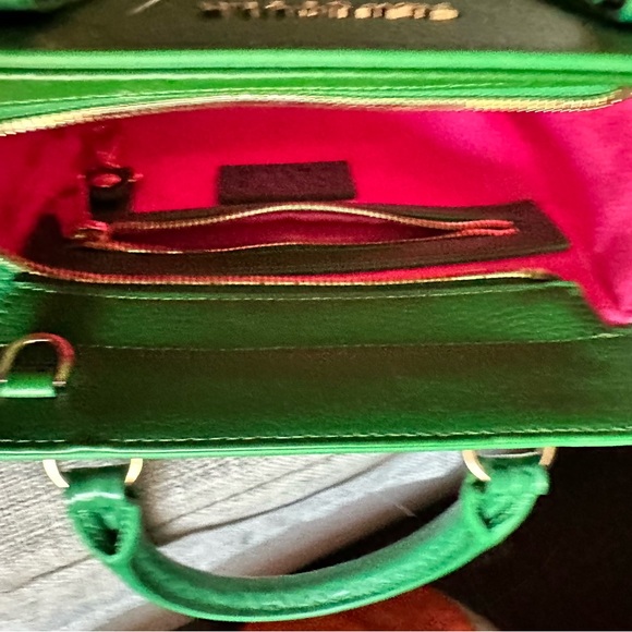 F&W leather NWT vibrant green croc-embossed bag with Pink Interior Strap also - Picture 4 of 9